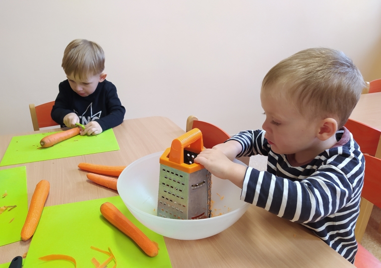 Dzieci obierają marchewki