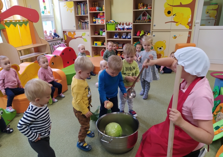 dzieci przygotowują zupę