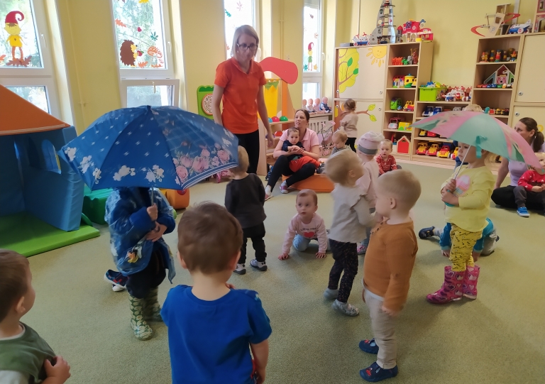 Dzieci trzymaja parasolki