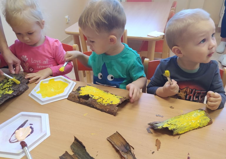 Dzieci malują korę