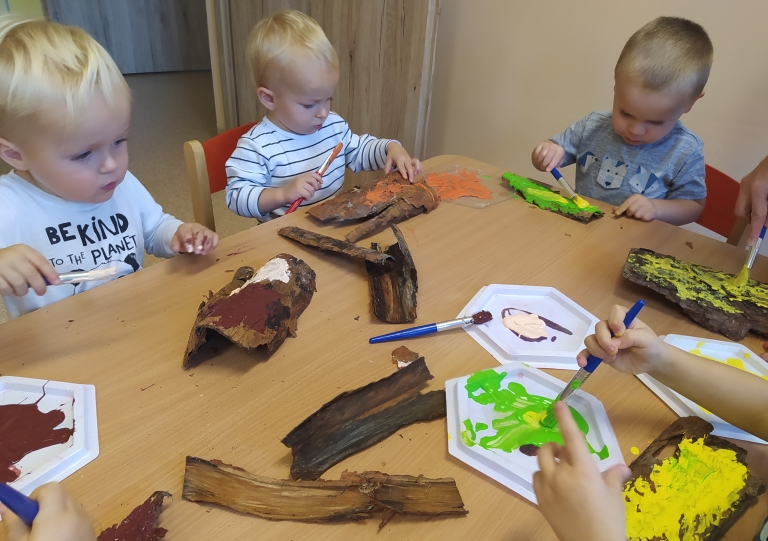 Dzieci malują korę