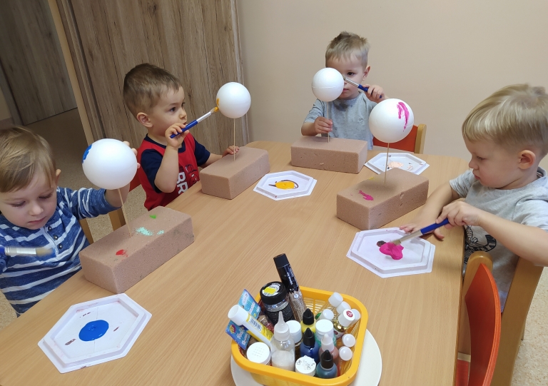 Dzieci malują bombki choinkowe