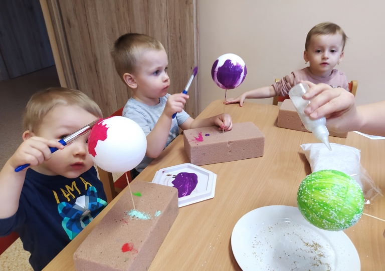 Dzieci malują bombki choinkowe