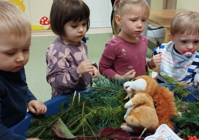 Dzieci ogladają dary jesieni