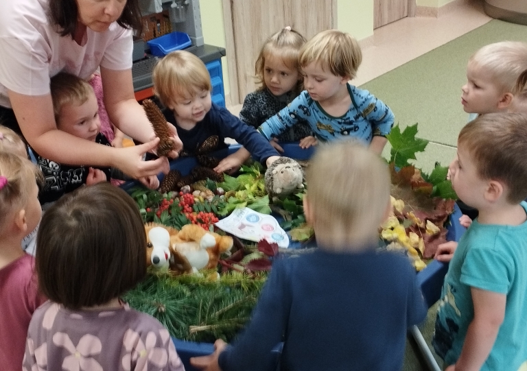Dzieci ogladają dary jesieni