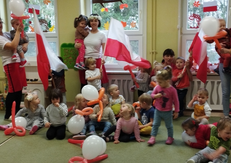 Dzieci z balonami i flagami - obchody Święta Niepodległości