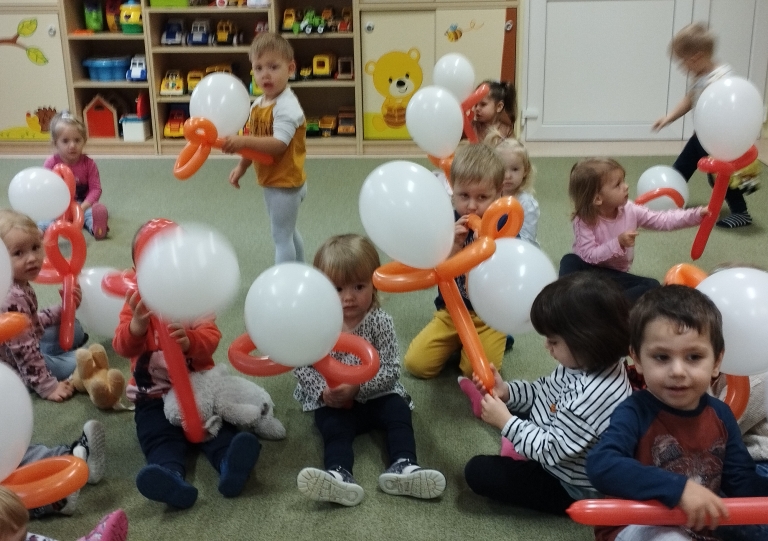 DZieci z balonami biało- czerwonymi