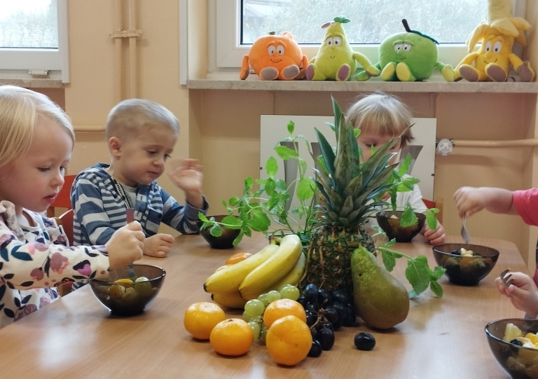 Dzieci próbują sałatkę owocową