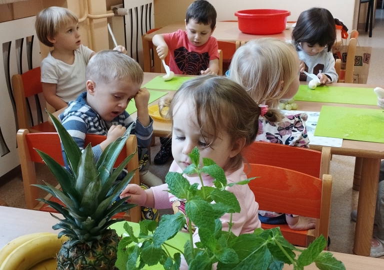 Dzieci robią sałatkę owocową