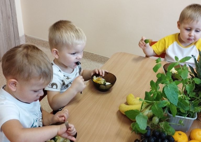 Dzieci próbują sałatkę owocową