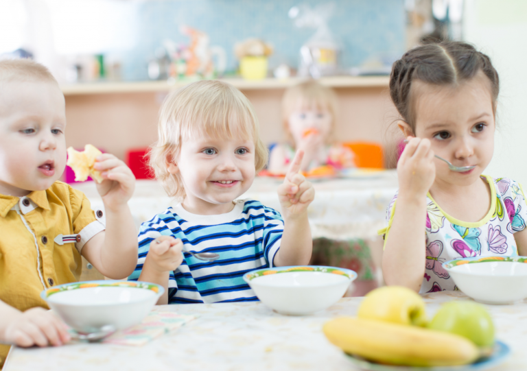 Dzieci jedzą posiłek w żłobku
